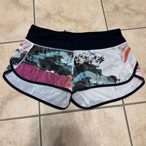 Lululemon Speed Shorts in Pigment Wave Multi Black colorway. 2.5” size 6